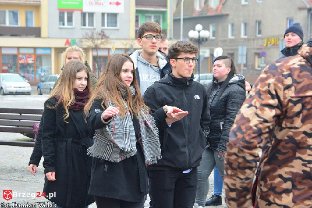 Maturzyści z Grodkowa zatańczyli poloneza w rynku