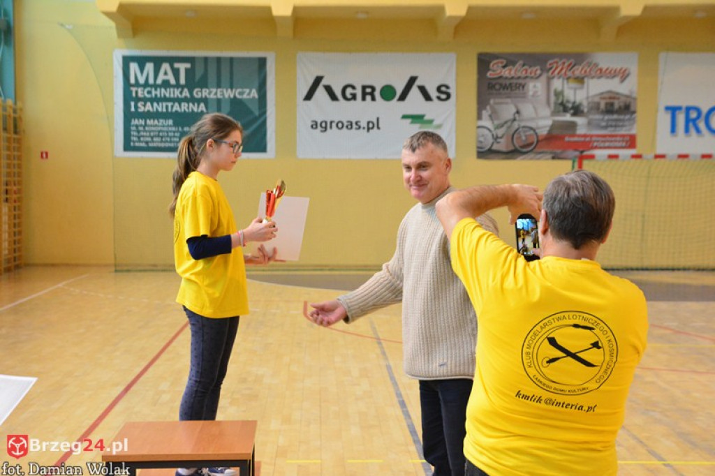 Halowe zawody modelarskie w kategorii F1N w Grodkowie [zdjęcia, wideo]