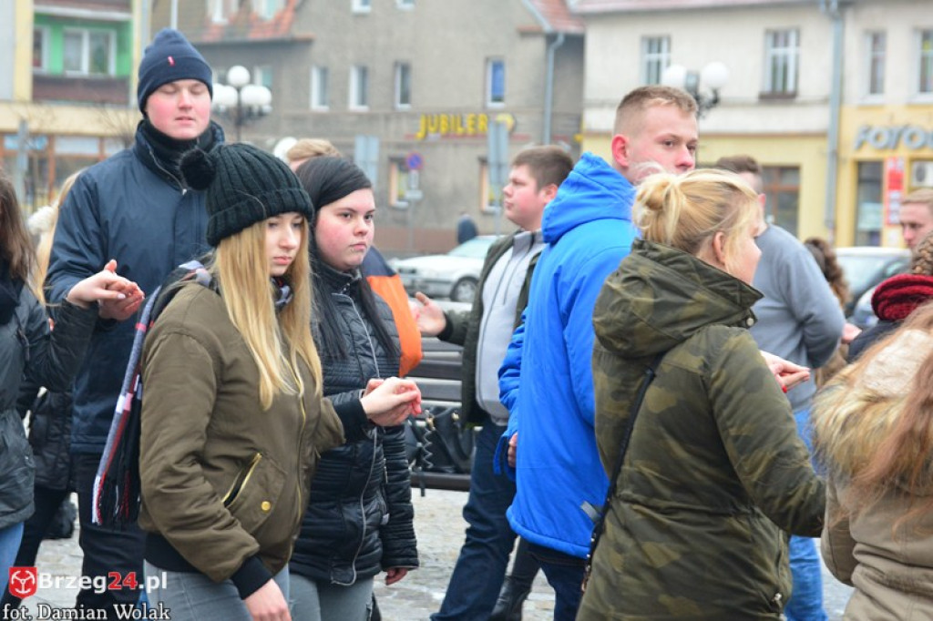 Maturzyści z Grodkowa zatańczyli poloneza w rynku