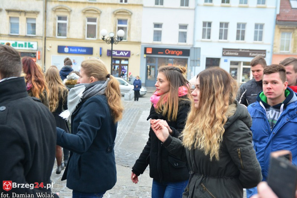 Maturzyści z Grodkowa zatańczyli poloneza w rynku