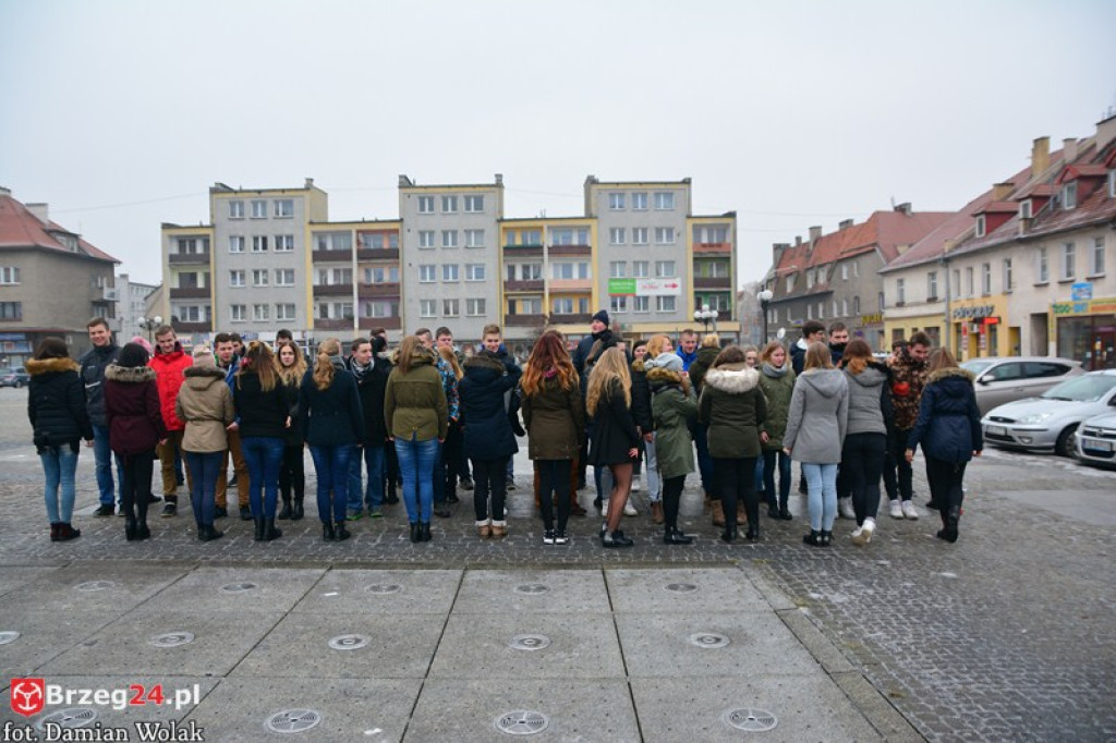 Maturzyści z Grodkowa zatańczyli poloneza w rynku
