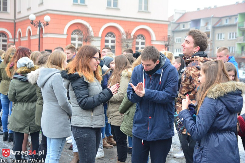 Maturzyści z Grodkowa zatańczyli poloneza w rynku