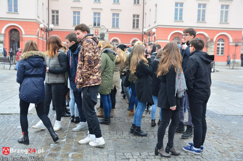 Maturzyści z Grodkowa zatańczyli poloneza w rynku