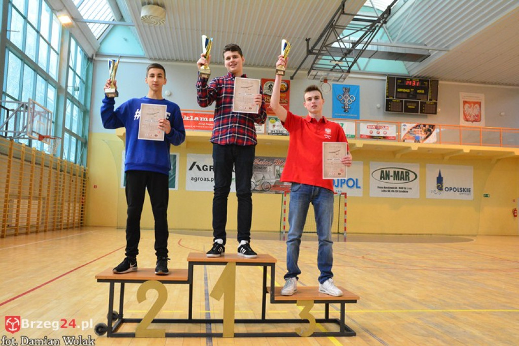 Halowe zawody modelarskie w kategorii F1N w Grodkowie [zdjęcia, wideo]