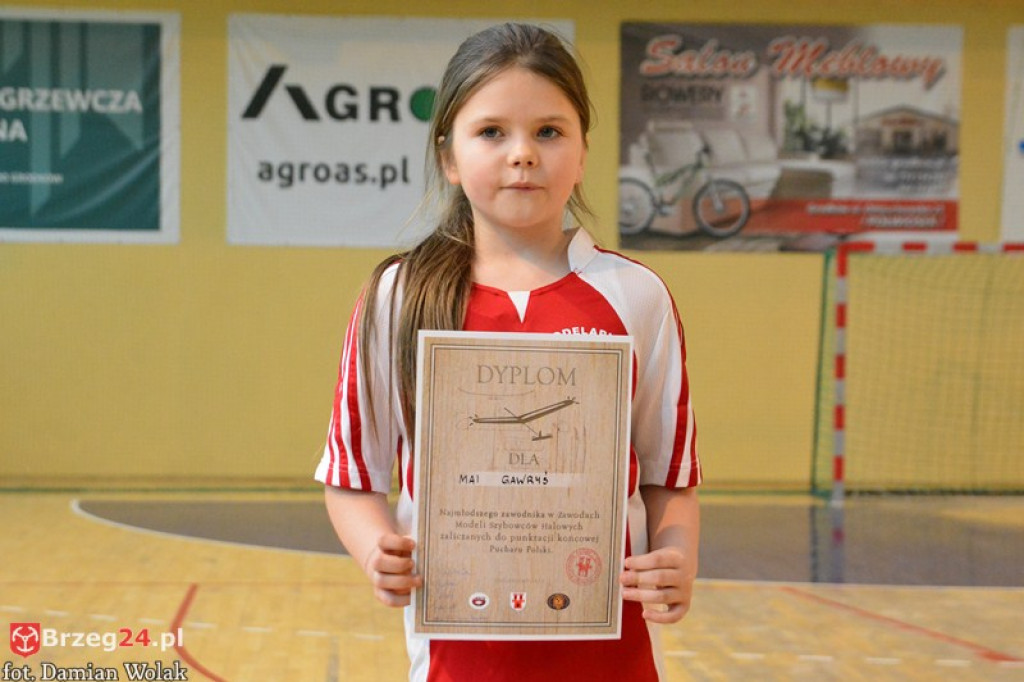 Halowe zawody modelarskie w kategorii F1N w Grodkowie [zdjęcia, wideo]