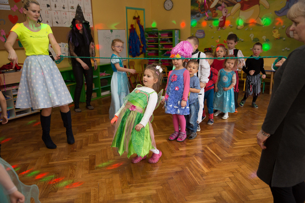 Przedszkolaki bawią się wspaniale, jak co roku w karnawale