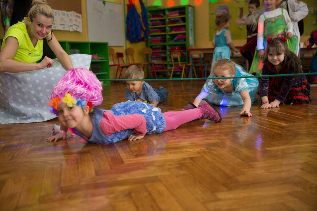 Przedszkolaki bawią się wspaniale, jak co roku w karnawale