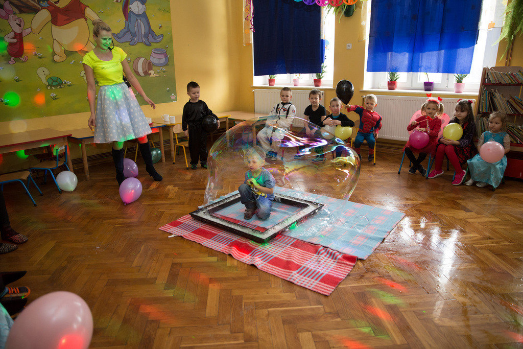 Przedszkolaki bawią się wspaniale, jak co roku w karnawale