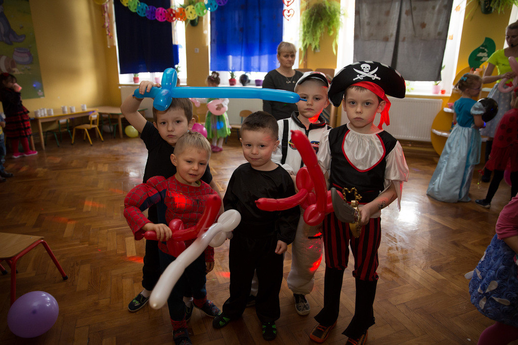 Przedszkolaki bawią się wspaniale, jak co roku w karnawale