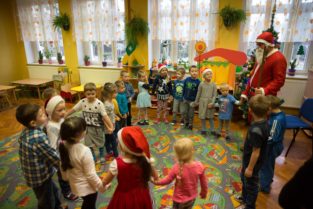 Przedszkolaki bawią się wspaniale, jak co roku w karnawale