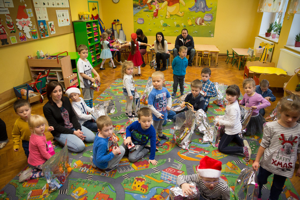 Przedszkolaki bawią się wspaniale, jak co roku w karnawale