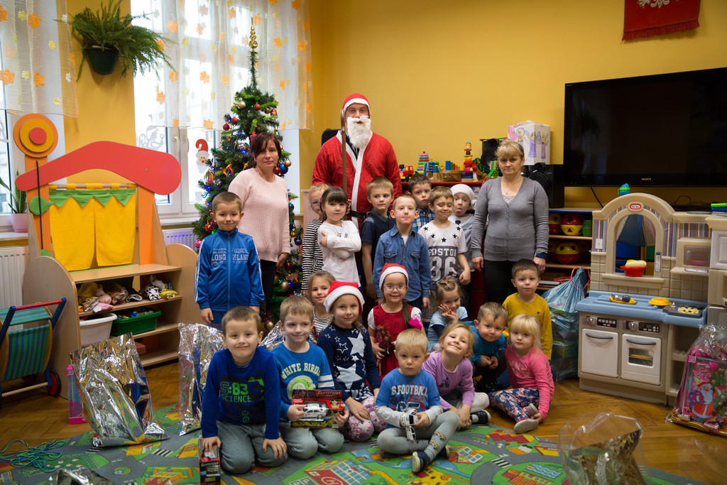 Przedszkolaki bawią się wspaniale, jak co roku w karnawale