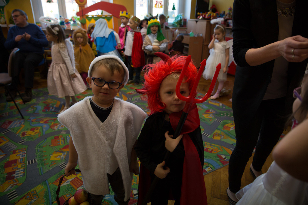 Przedszkolaki bawią się wspaniale, jak co roku w karnawale