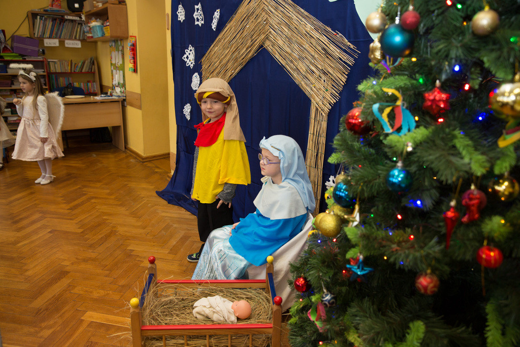 Przedszkolaki bawią się wspaniale, jak co roku w karnawale