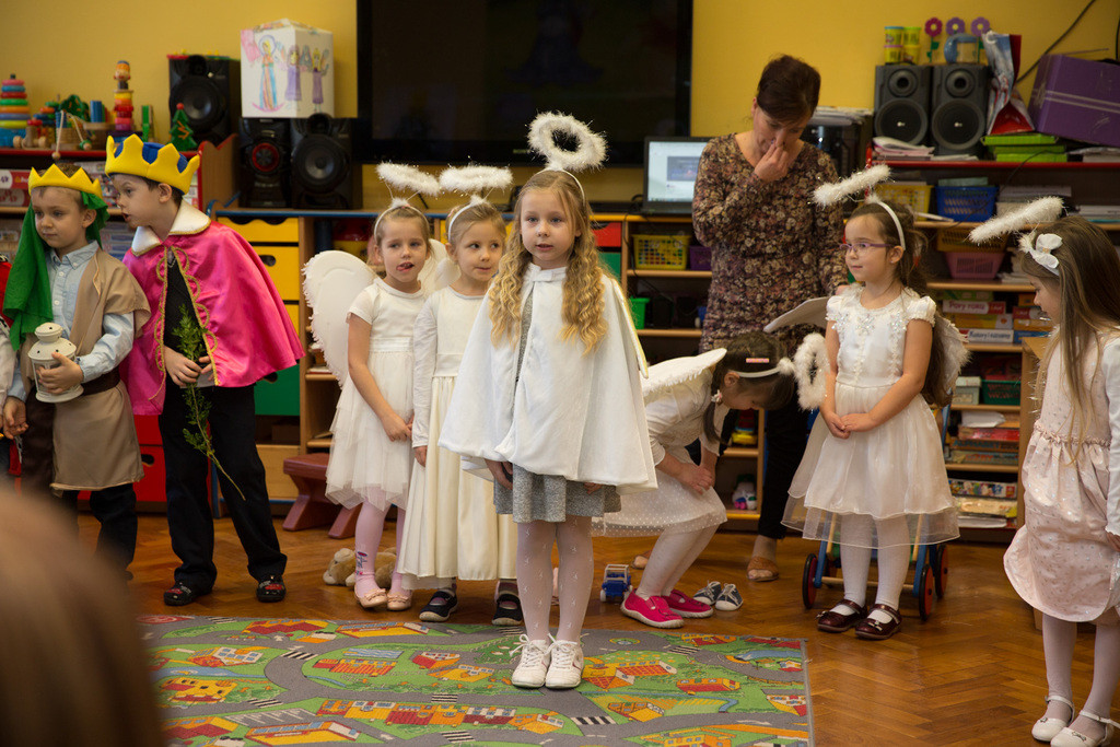 Przedszkolaki bawią się wspaniale, jak co roku w karnawale