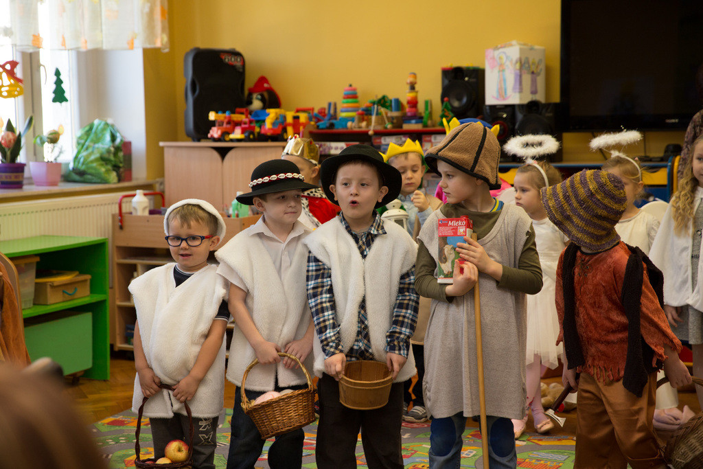 Przedszkolaki bawią się wspaniale, jak co roku w karnawale