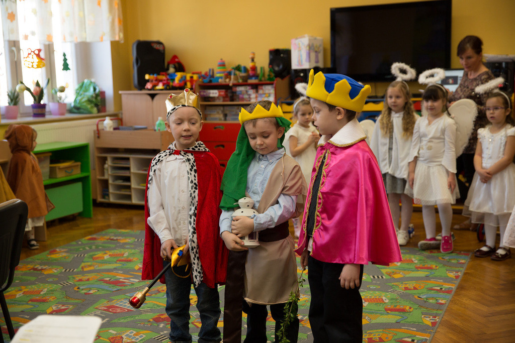 Przedszkolaki bawią się wspaniale, jak co roku w karnawale
