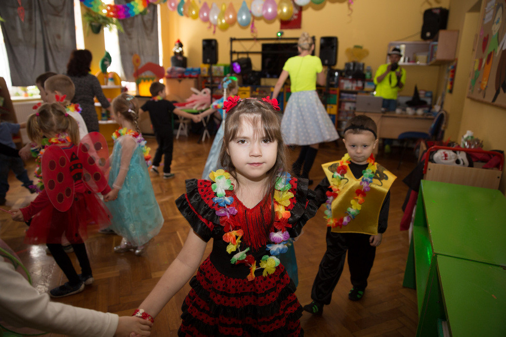 Przedszkolaki bawią się wspaniale, jak co roku w karnawale