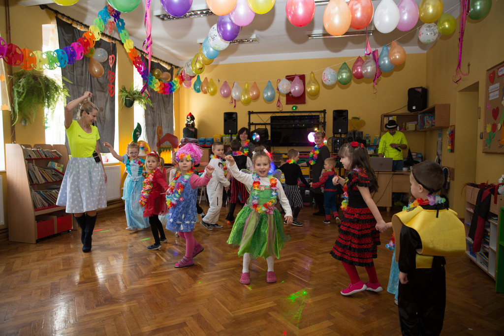 Przedszkolaki bawią się wspaniale, jak co roku w karnawale