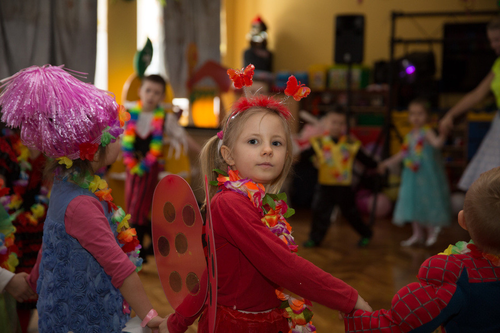 Przedszkolaki bawią się wspaniale, jak co roku w karnawale
