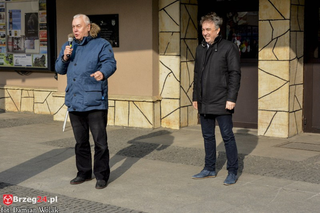 Maturzyści z brzeskich szkół zatańczyli poloneza [fotorelacja, wideo]