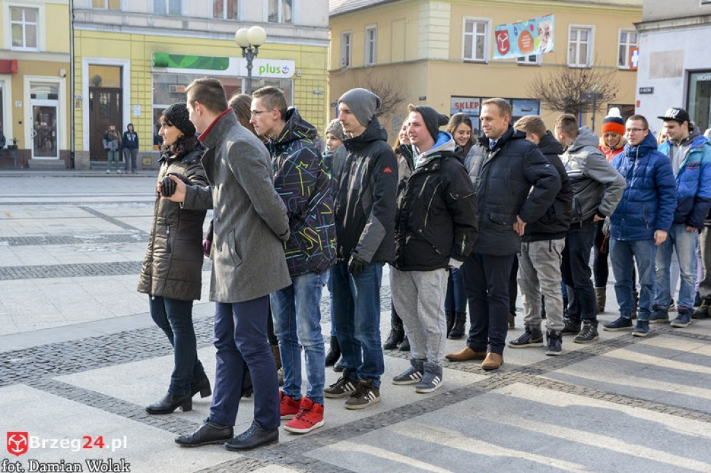 Maturzyści z brzeskich szkół zatańczyli poloneza [fotorelacja, wideo]