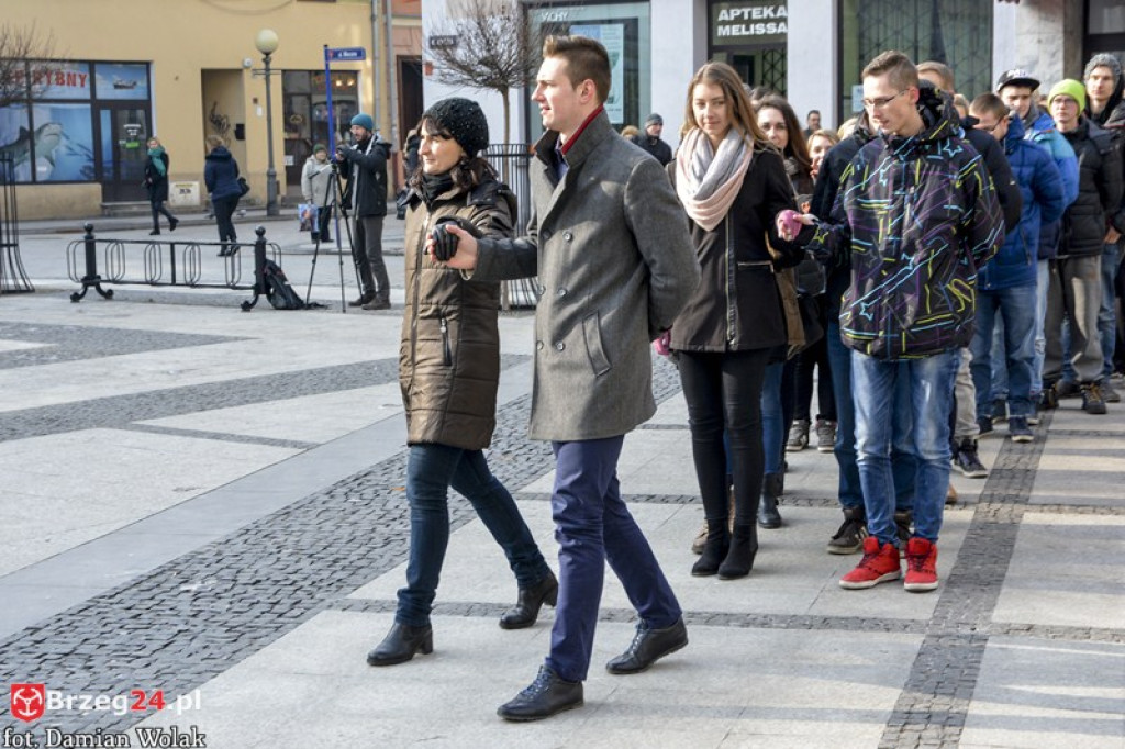 Maturzyści z brzeskich szkół zatańczyli poloneza [fotorelacja, wideo]
