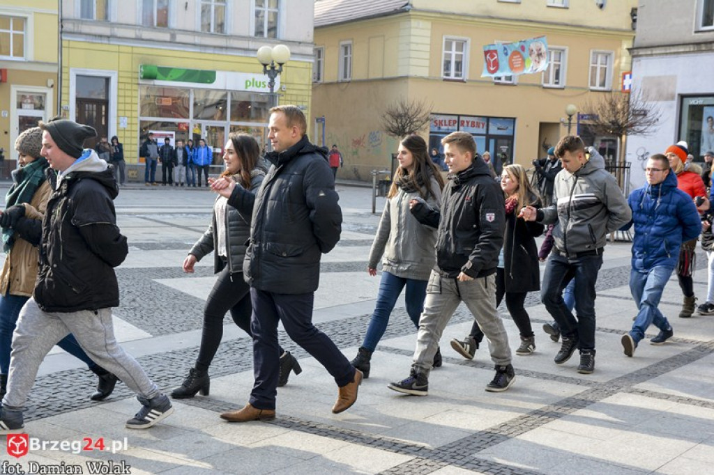 Maturzyści z brzeskich szkół zatańczyli poloneza [fotorelacja, wideo]