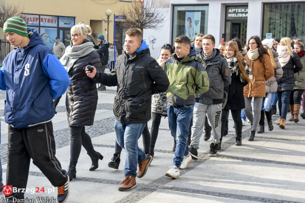 Maturzyści z brzeskich szkół zatańczyli poloneza [fotorelacja, wideo]