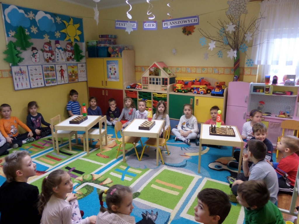 DZIEŃ GIER PLANSZOWYCH W PRZEDSZKOLU PUBLICZNYM NR 3 W BRZEGU