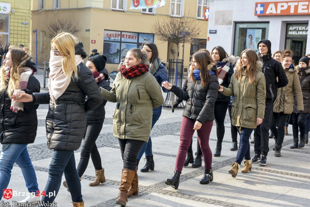 Maturzyści z brzeskich szkół zatańczyli poloneza [fotorelacja, wideo]