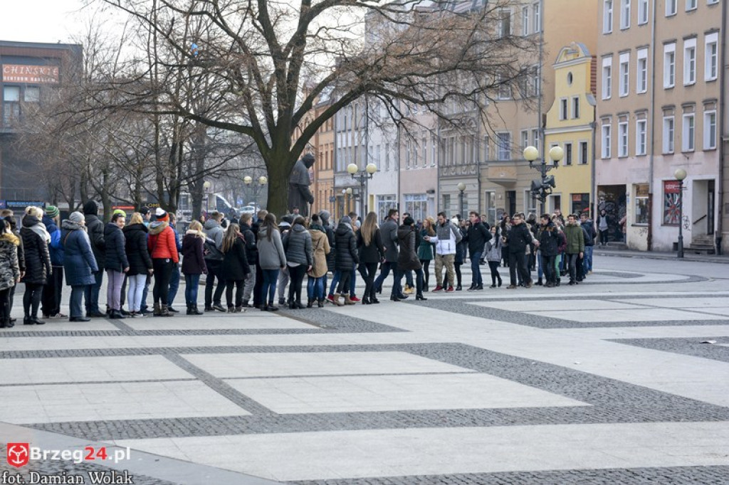 Maturzyści z brzeskich szkół zatańczyli poloneza [fotorelacja, wideo]