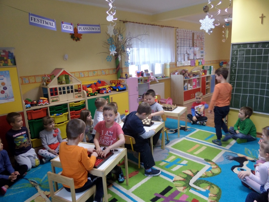 DZIEŃ GIER PLANSZOWYCH W PRZEDSZKOLU PUBLICZNYM NR 3 W BRZEGU