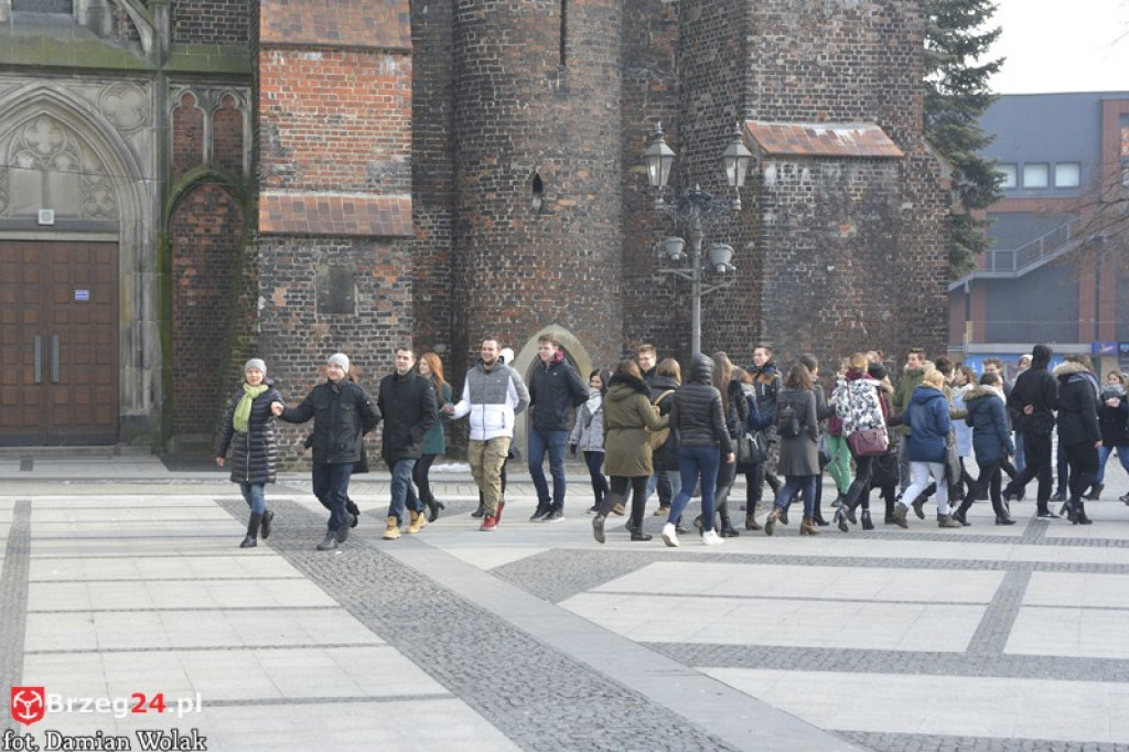 Maturzyści z brzeskich szkół zatańczyli poloneza [fotorelacja, wideo]