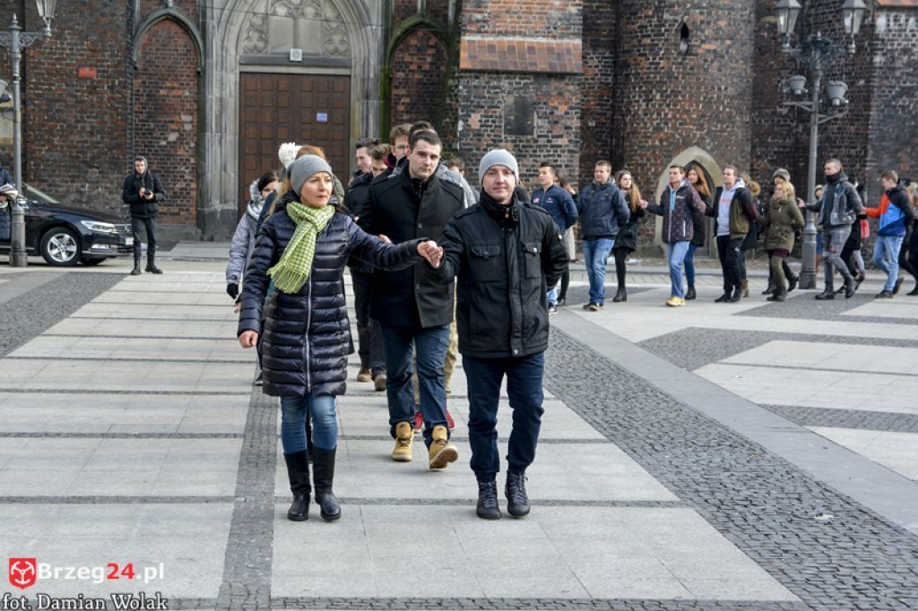 Maturzyści z brzeskich szkół zatańczyli poloneza [fotorelacja, wideo]