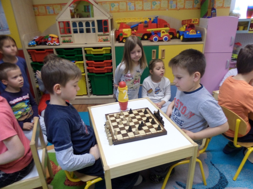 DZIEŃ GIER PLANSZOWYCH W PRZEDSZKOLU PUBLICZNYM NR 3 W BRZEGU