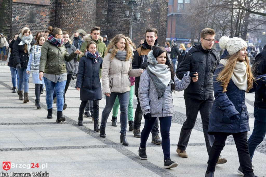Maturzyści z brzeskich szkół zatańczyli poloneza [fotorelacja, wideo]