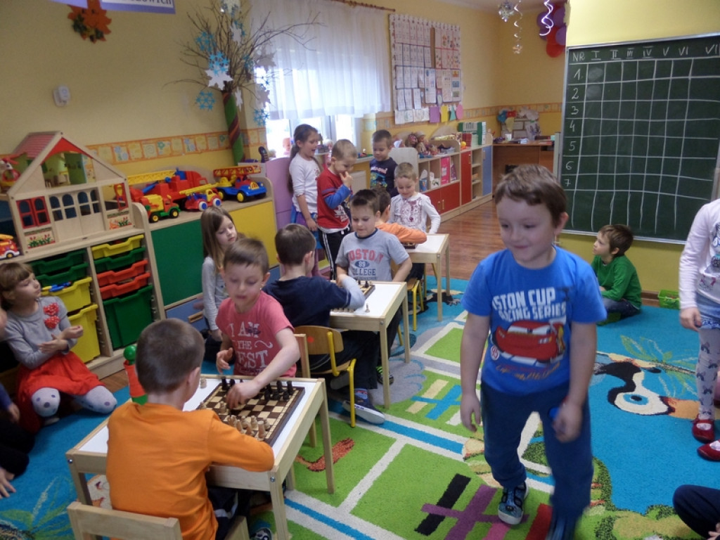 DZIEŃ GIER PLANSZOWYCH W PRZEDSZKOLU PUBLICZNYM NR 3 W BRZEGU