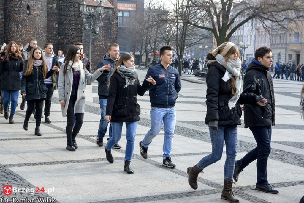 Maturzyści z brzeskich szkół zatańczyli poloneza [fotorelacja, wideo]