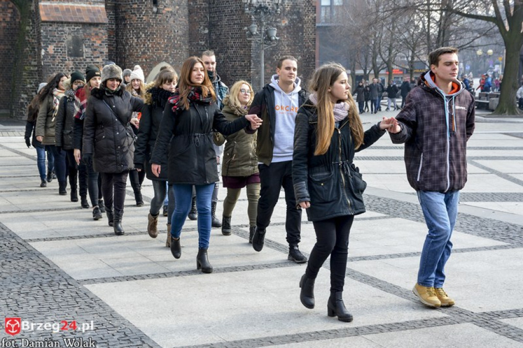 Maturzyści z brzeskich szkół zatańczyli poloneza [fotorelacja, wideo]