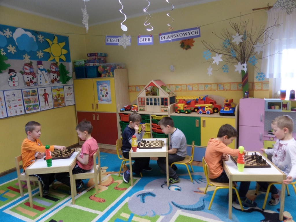 DZIEŃ GIER PLANSZOWYCH W PRZEDSZKOLU PUBLICZNYM NR 3 W BRZEGU