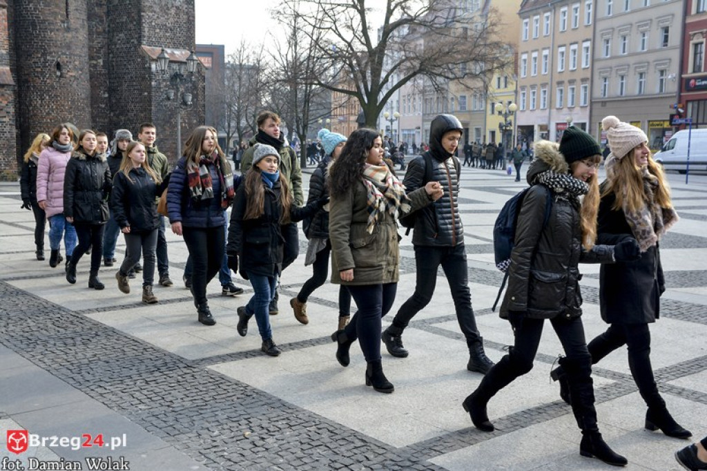 Maturzyści z brzeskich szkół zatańczyli poloneza [fotorelacja, wideo]