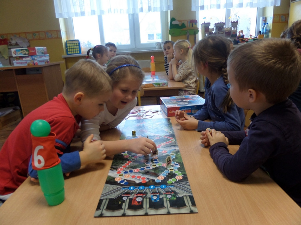 DZIEŃ GIER PLANSZOWYCH W PRZEDSZKOLU PUBLICZNYM NR 3 W BRZEGU