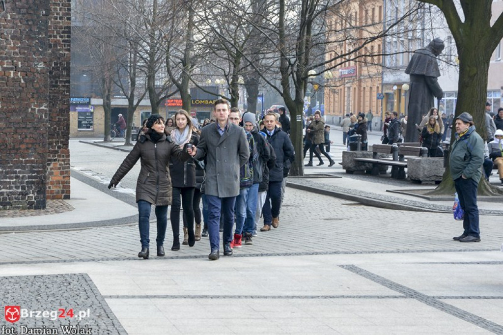 Maturzyści z brzeskich szkół zatańczyli poloneza [fotorelacja, wideo]