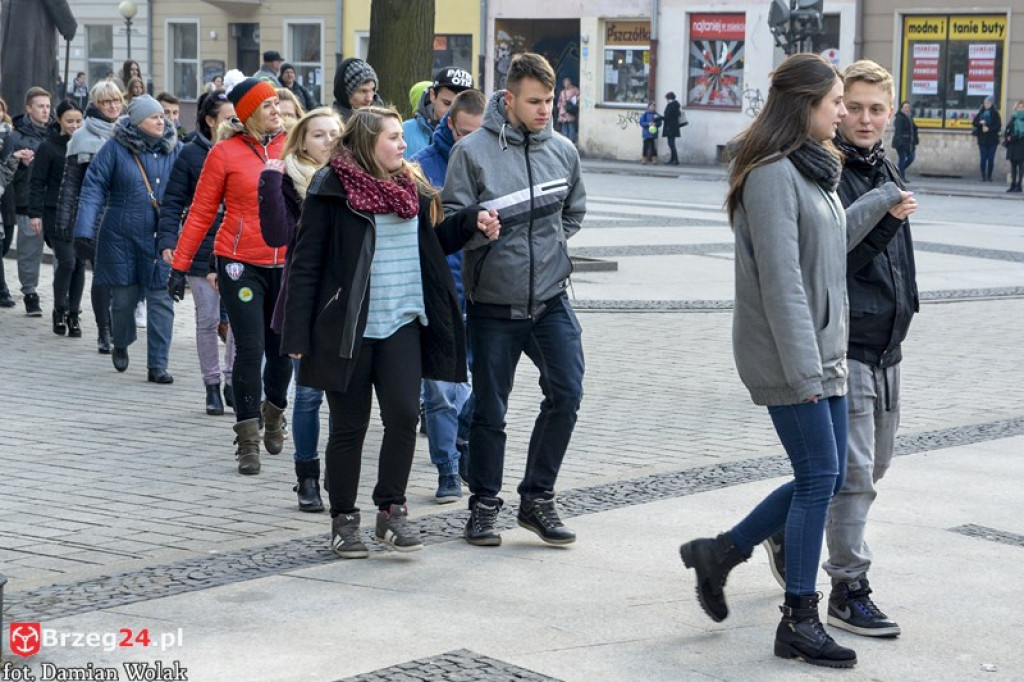 Maturzyści z brzeskich szkół zatańczyli poloneza [fotorelacja, wideo]