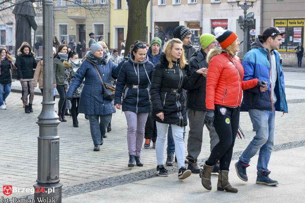 Maturzyści z brzeskich szkół zatańczyli poloneza [fotorelacja, wideo]