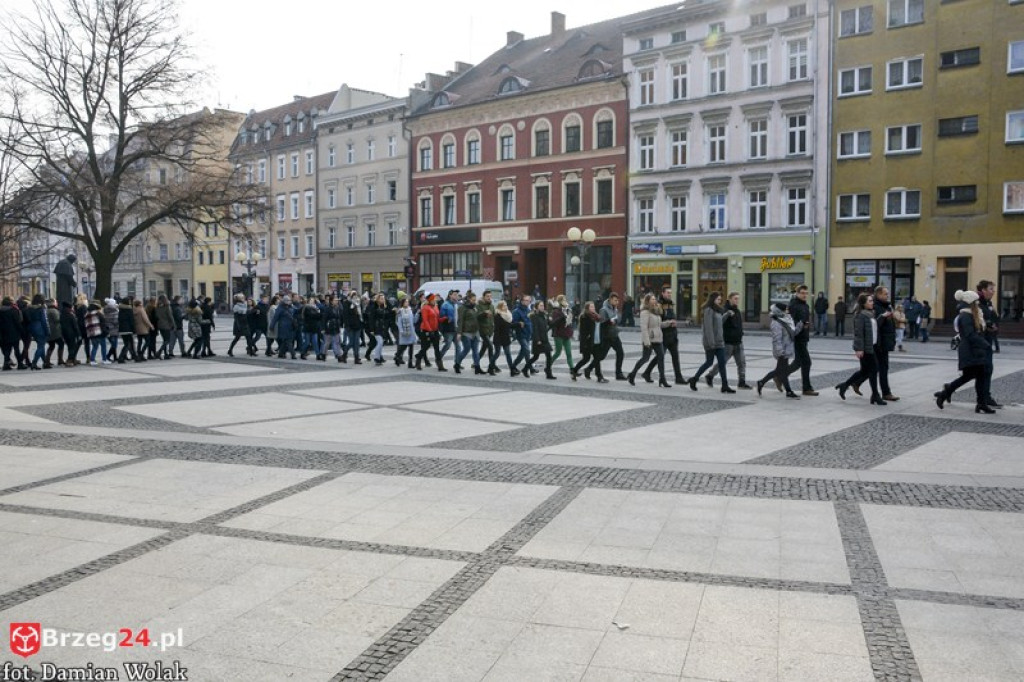Maturzyści z brzeskich szkół zatańczyli poloneza [fotorelacja, wideo]
