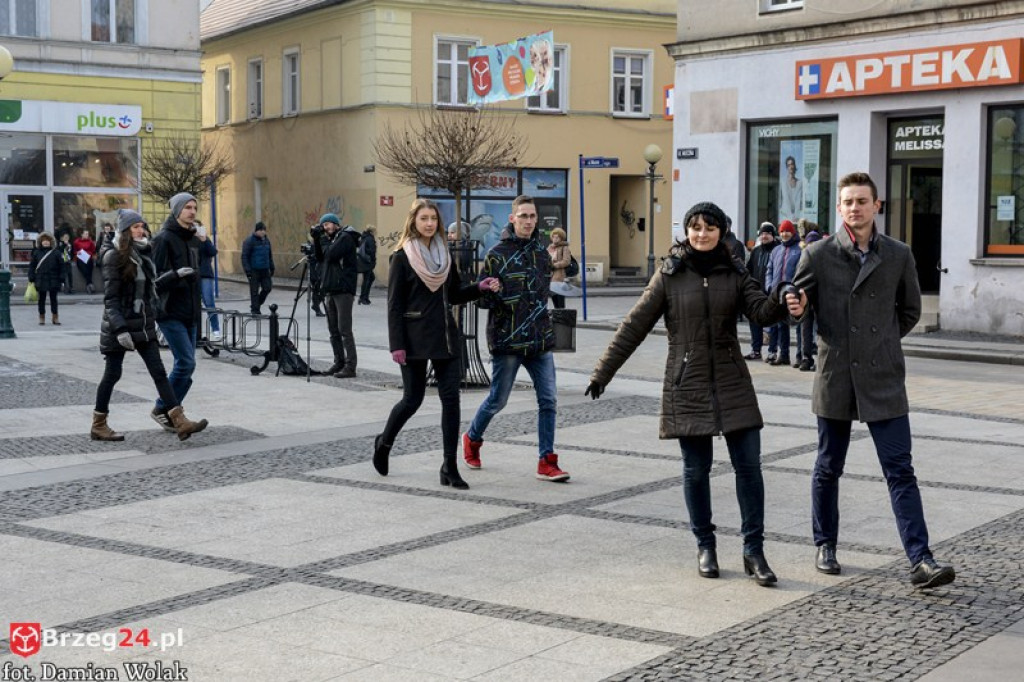 Maturzyści z brzeskich szkół zatańczyli poloneza [fotorelacja, wideo]