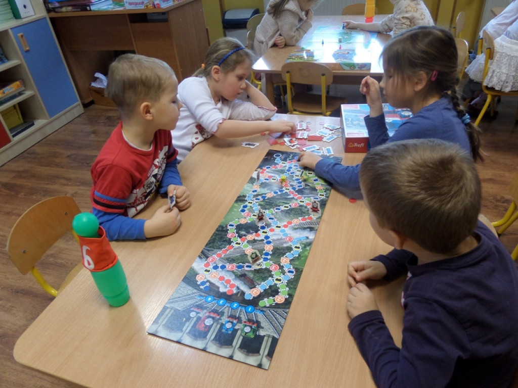 DZIEŃ GIER PLANSZOWYCH W PRZEDSZKOLU PUBLICZNYM NR 3 W BRZEGU