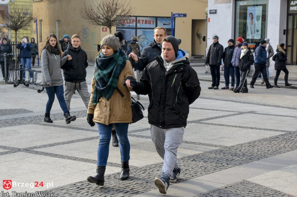 Maturzyści z brzeskich szkół zatańczyli poloneza [fotorelacja, wideo]